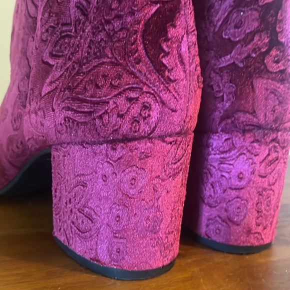 Zigs soho (7.5) Beautiful fabric color wraps around the heel. Zip entry 2” heel. - Picture 5 of 9